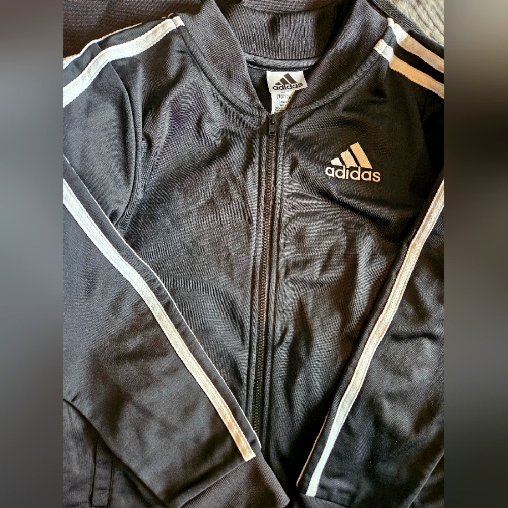 Unisex Adidas basic black zip jacket for kids like new condition- size 10/12